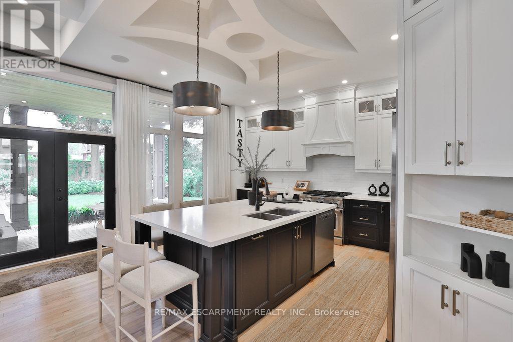 43 Mississauga Road S, Mississauga, ON - Indoor Photo Showing Kitchen With Double Sink