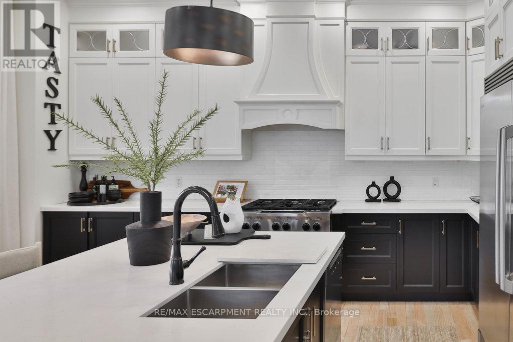 43 Mississauga Road S, Mississauga, ON - Indoor Photo Showing Kitchen With Double Sink