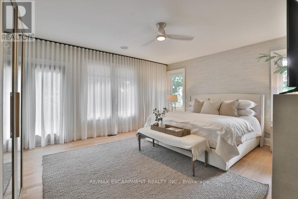 43 Mississauga Road S, Mississauga, ON - Indoor Photo Showing Bedroom