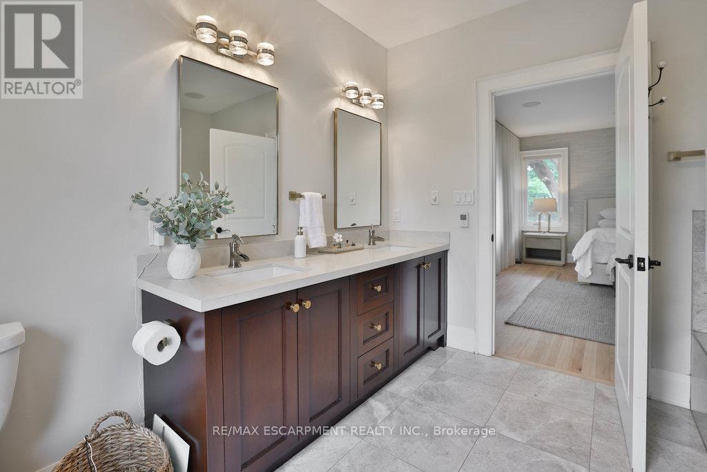 43 Mississauga Road S, Mississauga, ON - Indoor Photo Showing Bathroom