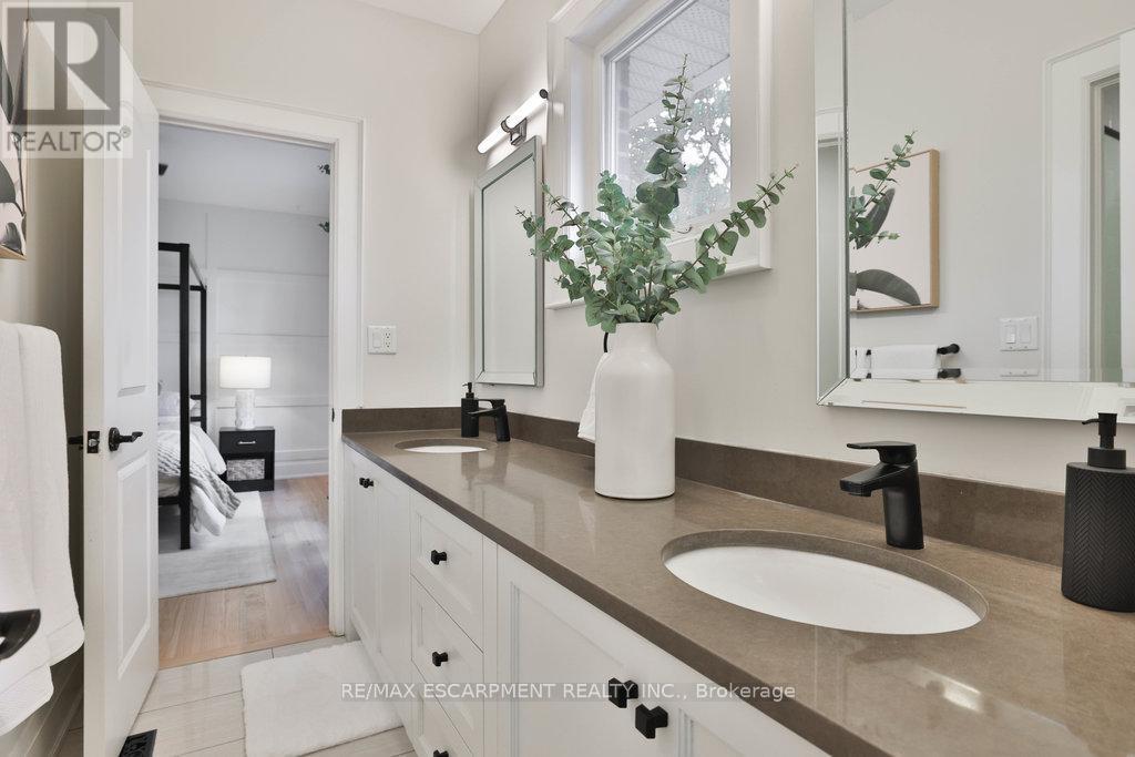 43 Mississauga Road S, Mississauga, ON - Indoor Photo Showing Bathroom