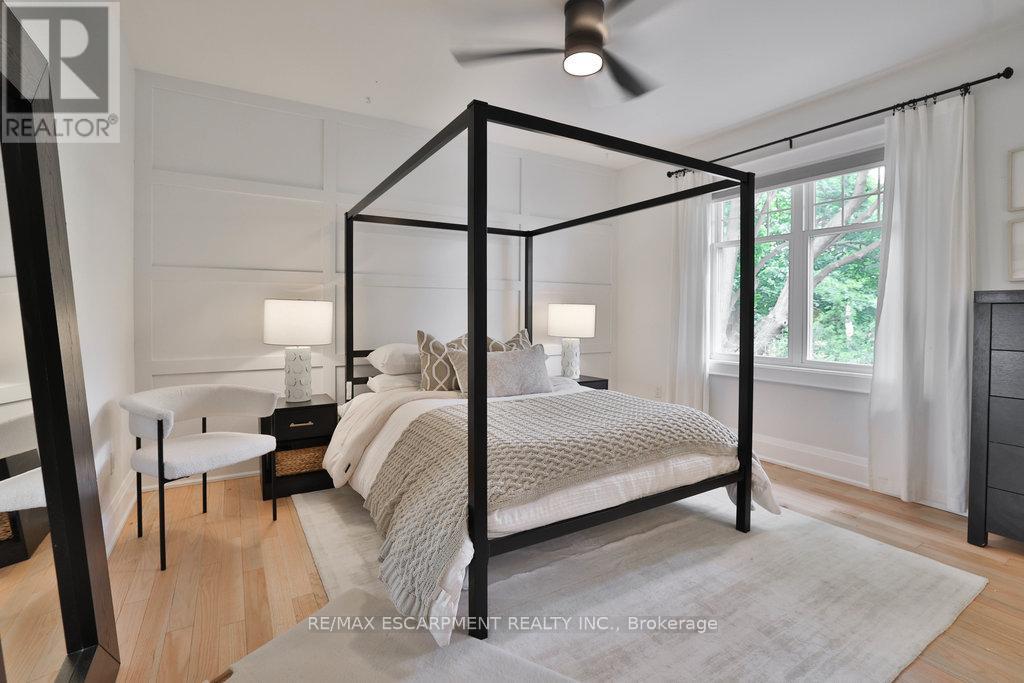 43 Mississauga Road S, Mississauga, ON - Indoor Photo Showing Bedroom