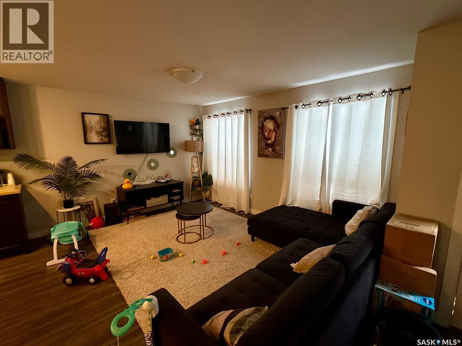 2260 Montreal Street, Regina, SK - Indoor Photo Showing Living Room