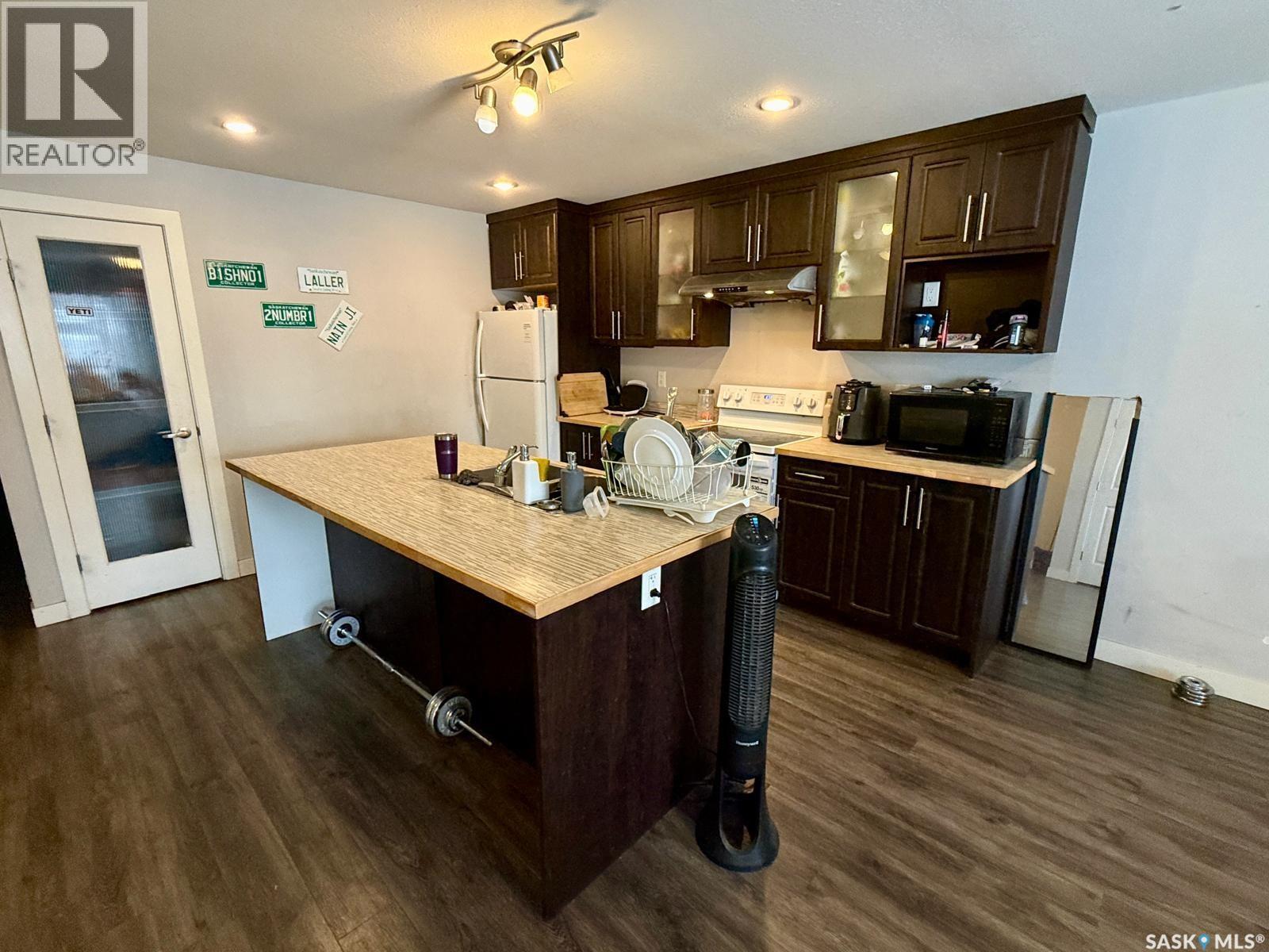 2260 Montreal Street, Regina, SK - Indoor Photo Showing Kitchen With Double Sink