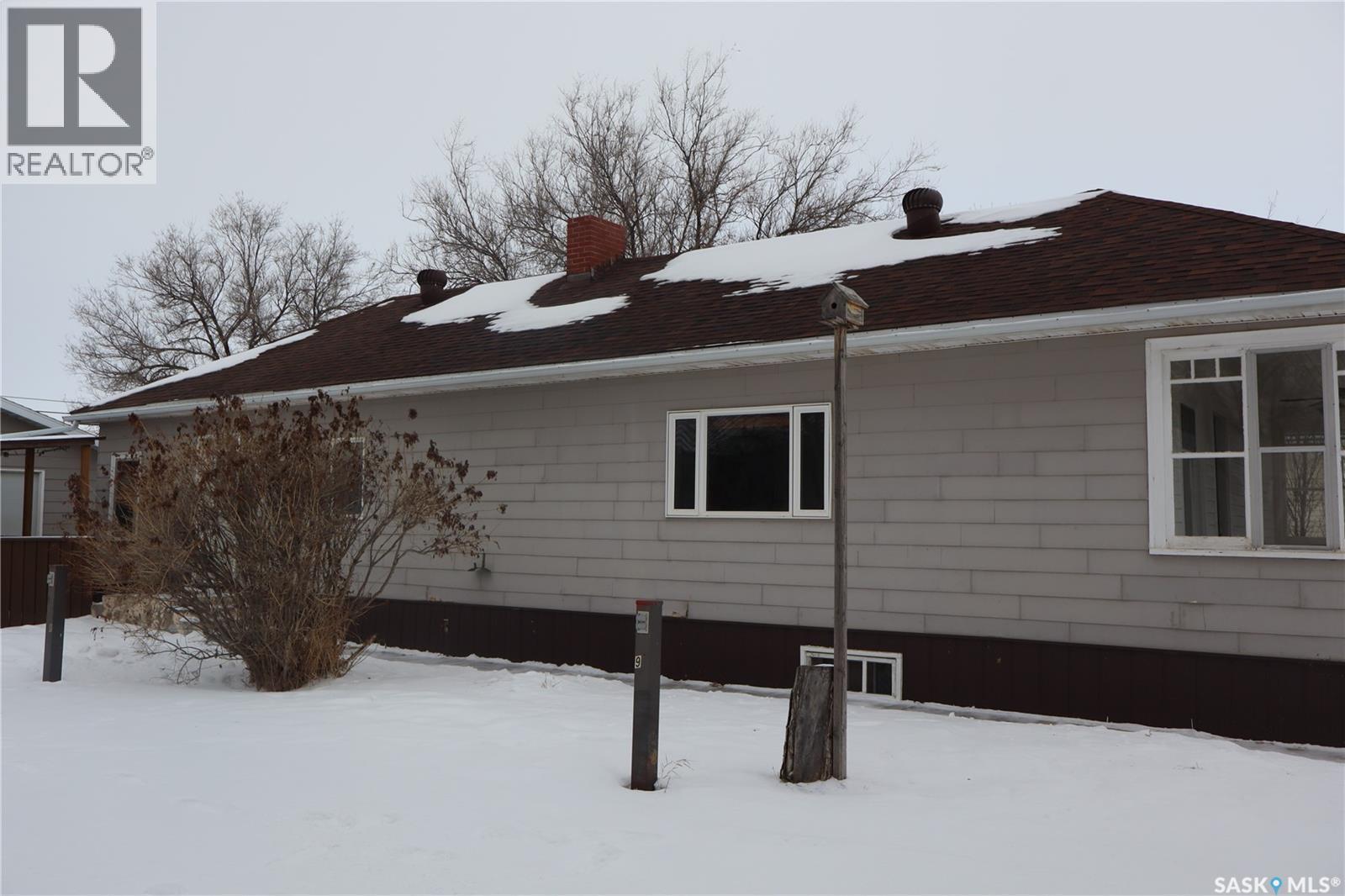 52 2Nd Avenue Ne, Swift Current, SK - Outdoor With Exterior