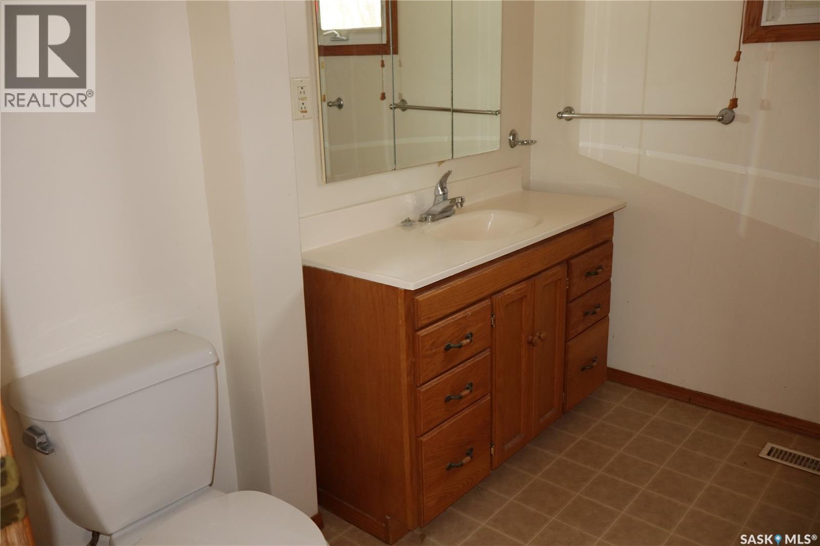 52 2Nd Avenue Ne, Swift Current, SK - Indoor Photo Showing Bathroom