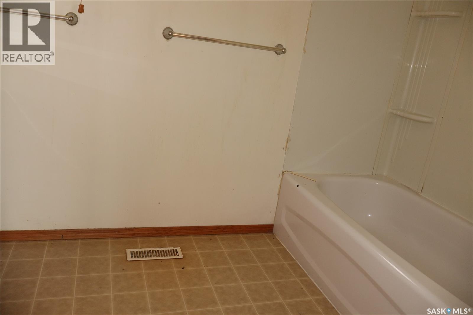 52 2Nd Avenue Ne, Swift Current, SK - Indoor Photo Showing Bathroom