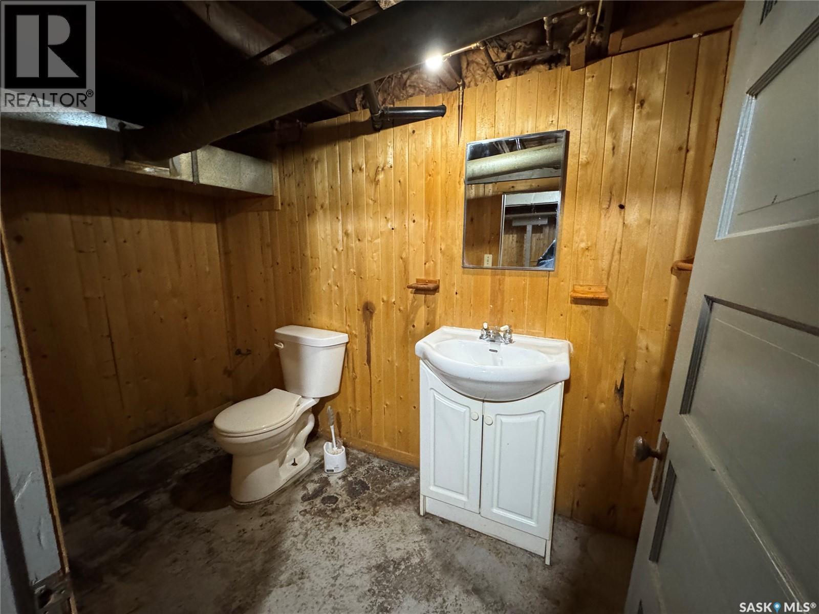 52 2Nd Avenue Ne, Swift Current, SK - Indoor Photo Showing Bathroom