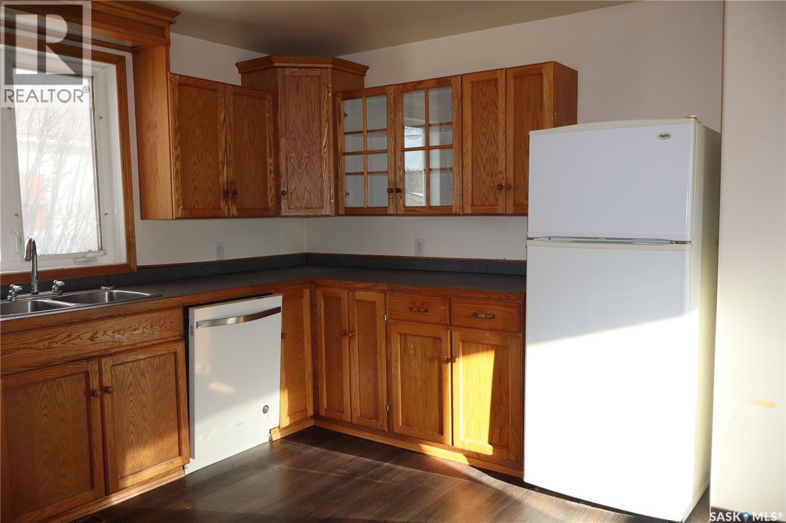 52 2Nd Avenue Ne, Swift Current, SK - Indoor Photo Showing Kitchen With Double Sink