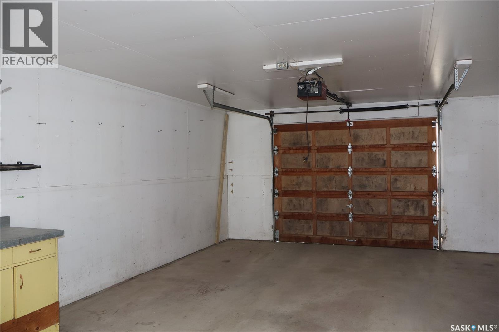 52 2Nd Avenue Ne, Swift Current, SK - Indoor Photo Showing Garage