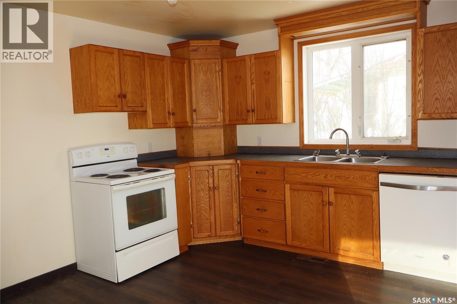 52 2Nd Avenue Ne, Swift Current, SK - Indoor Photo Showing Kitchen With Double Sink