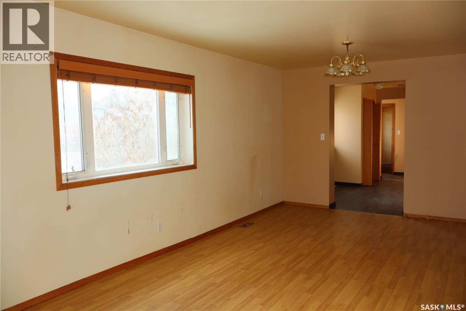 52 2Nd Avenue Ne, Swift Current, SK - Indoor Photo Showing Other Room