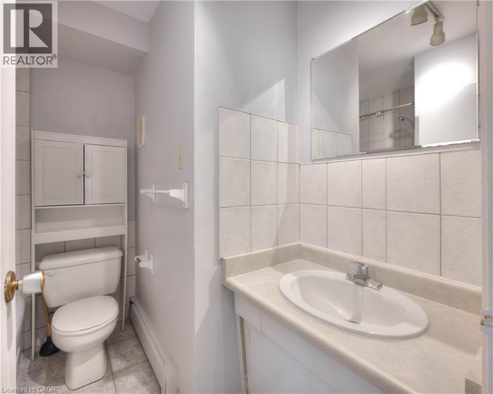 Photos of similar unit. - 371 Dale Crescent Unit# 9, Waterloo, ON - Indoor Photo Showing Bathroom
