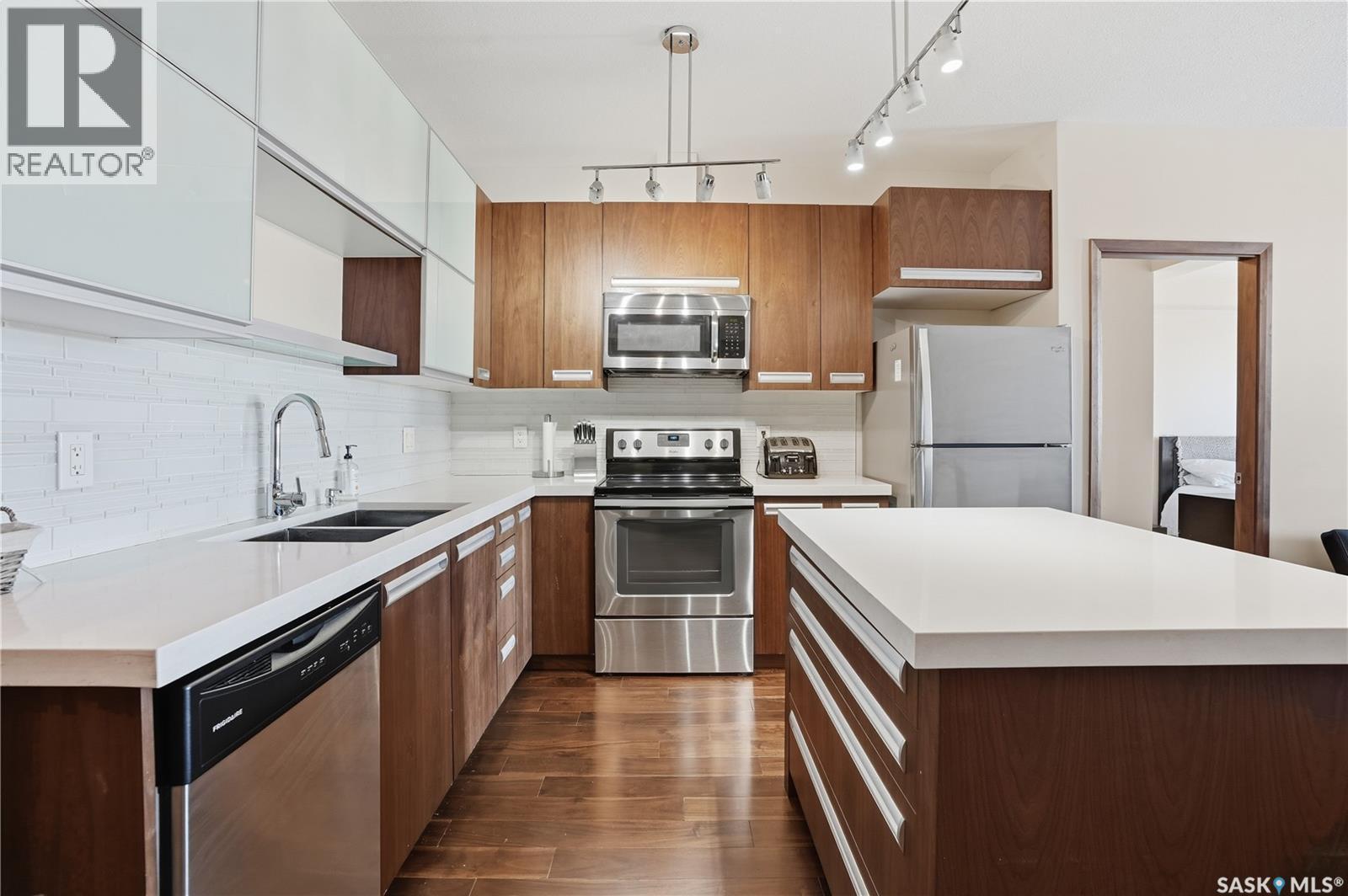 414 2101 Heseltine Road, Regina, SK - Indoor Photo Showing Kitchen With Stainless Steel Kitchen With Double Sink With Upgraded Kitchen