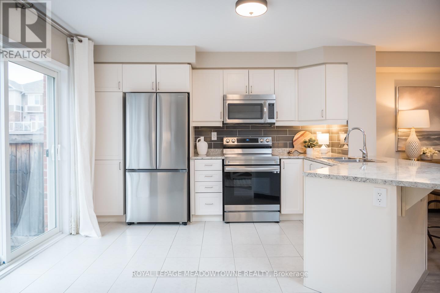1667 Clitherow Street, Milton, ON - Indoor Photo Showing Kitchen With Stainless Steel Kitchen With Upgraded Kitchen
