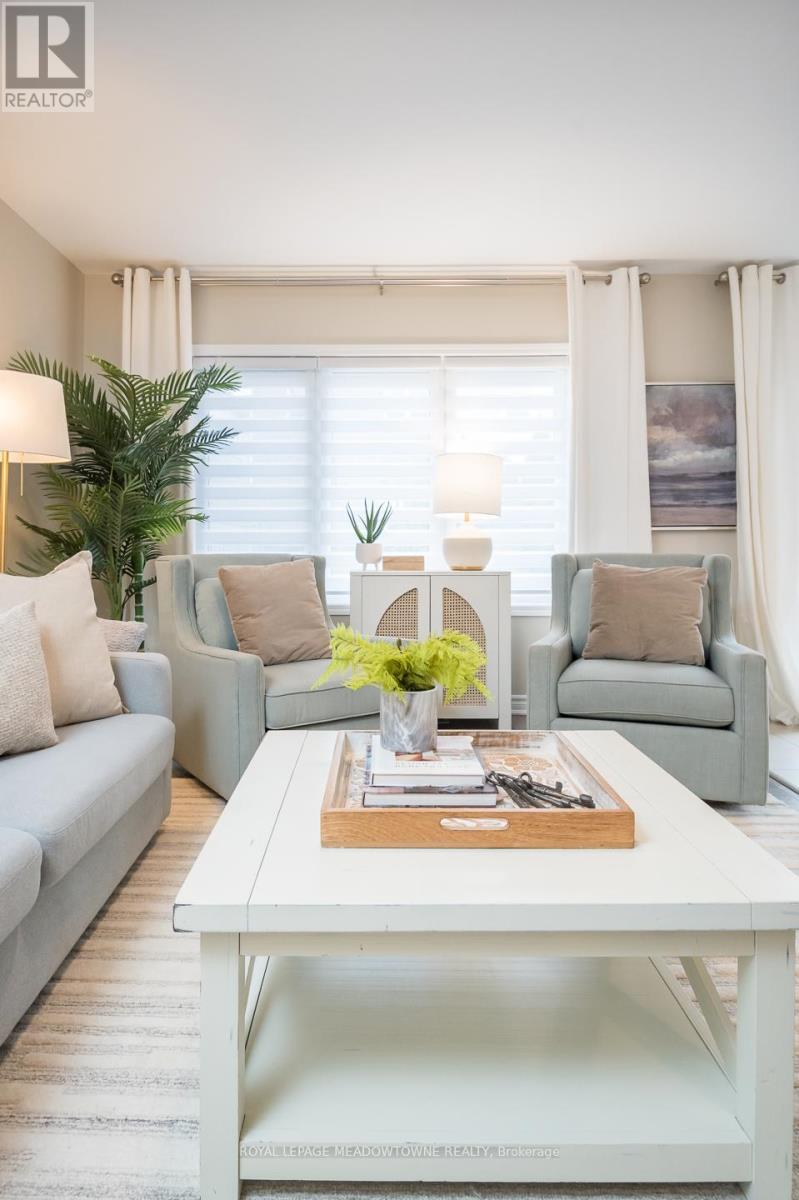 1667 Clitherow Street, Milton, ON - Indoor Photo Showing Living Room