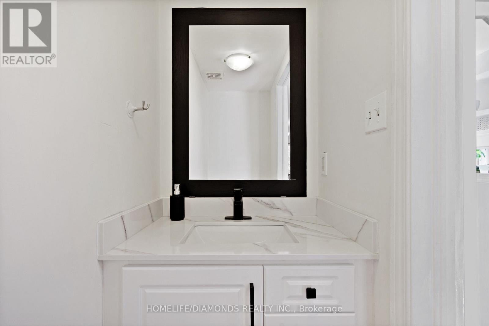 540 Delphine Drive, Burlington, ON - Photo Showing Bathroom