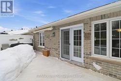 private deck with gas bbq hookup -