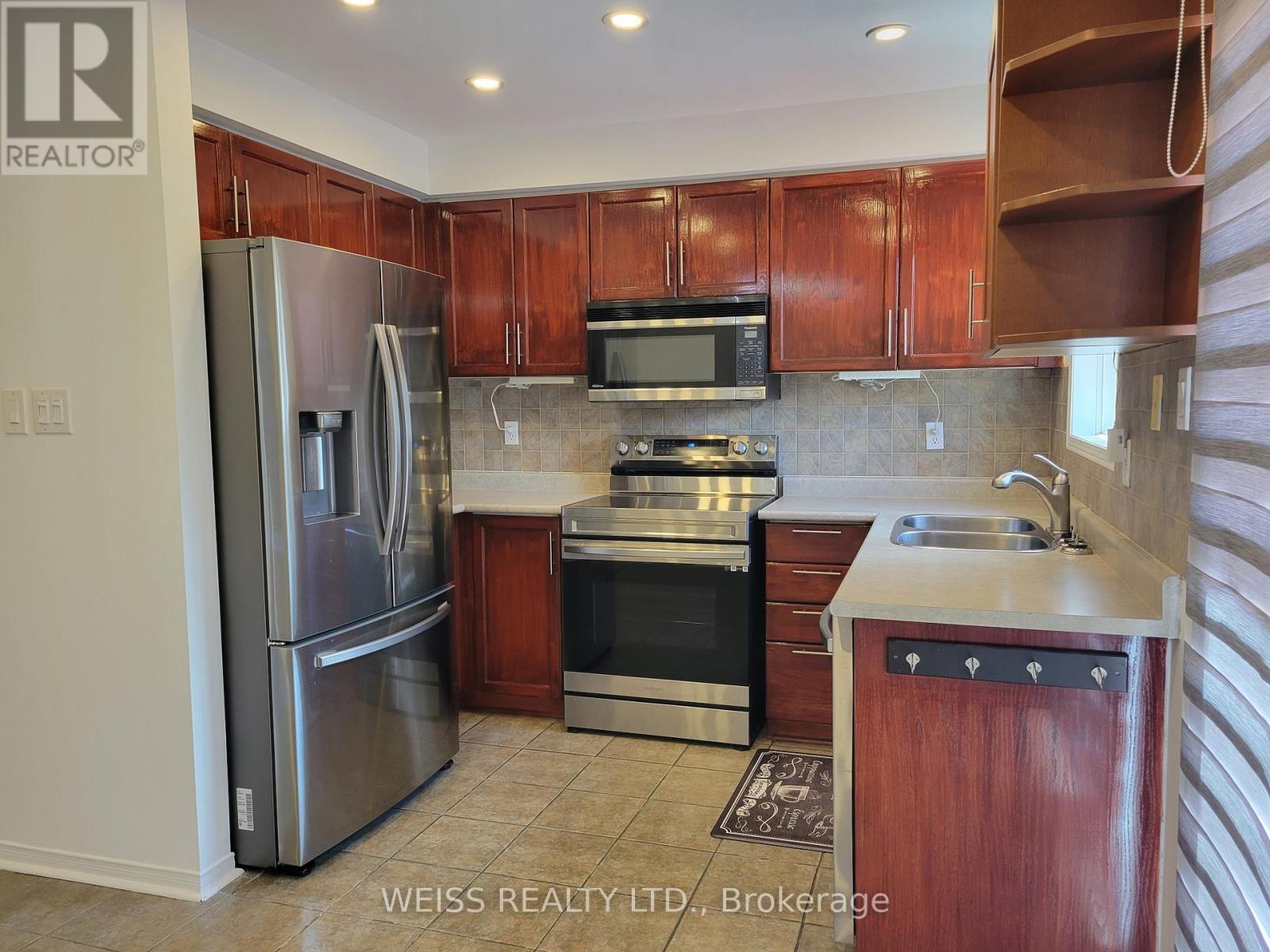 1068 Foxglove Place, Mississauga, ON - Indoor Photo Showing Kitchen With Double Sink