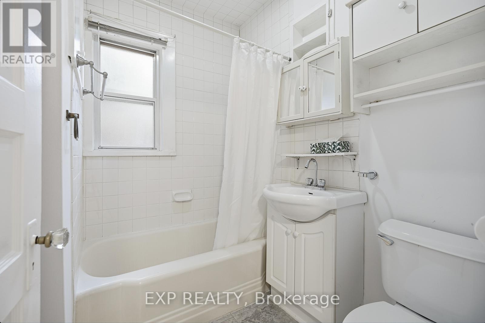 1105 Haig Boulevard, Mississauga, ON - Indoor Photo Showing Bathroom