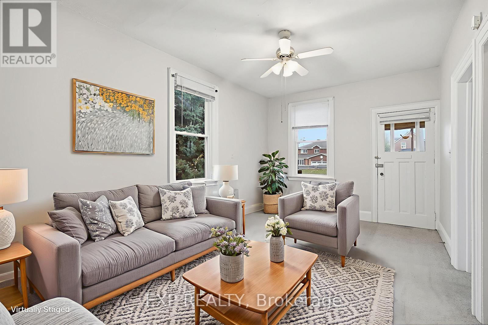 1105 Haig Boulevard, Mississauga, ON - Indoor Photo Showing Living Room