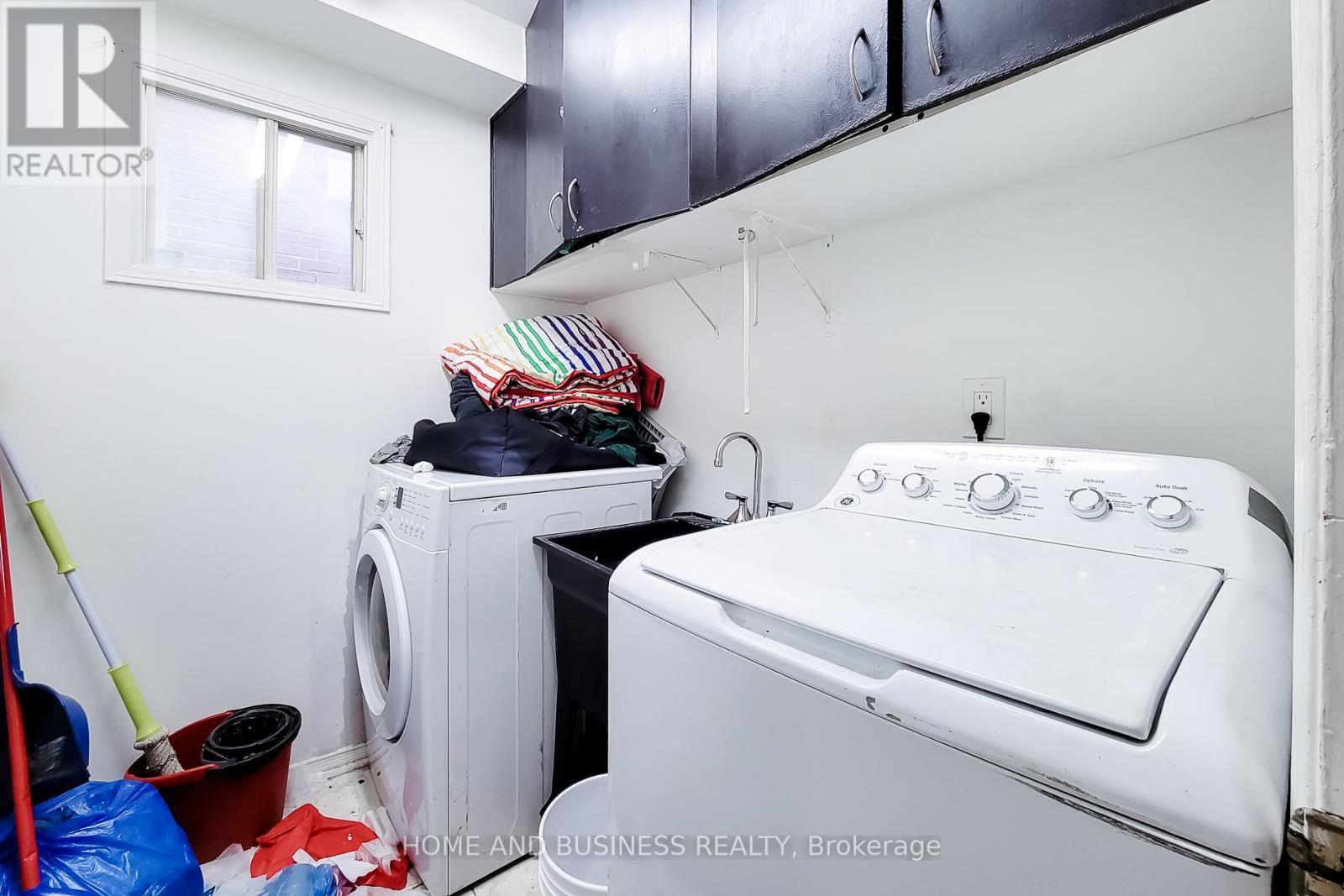 5213 Palomar Crescent, Mississauga, ON - Indoor Photo Showing Laundry Room