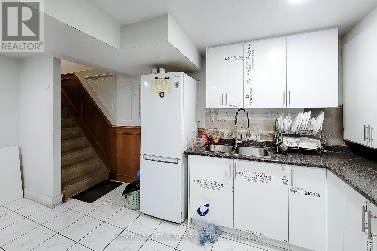 5213 Palomar Crescent, Mississauga, ON - Indoor Photo Showing Kitchen With Double Sink