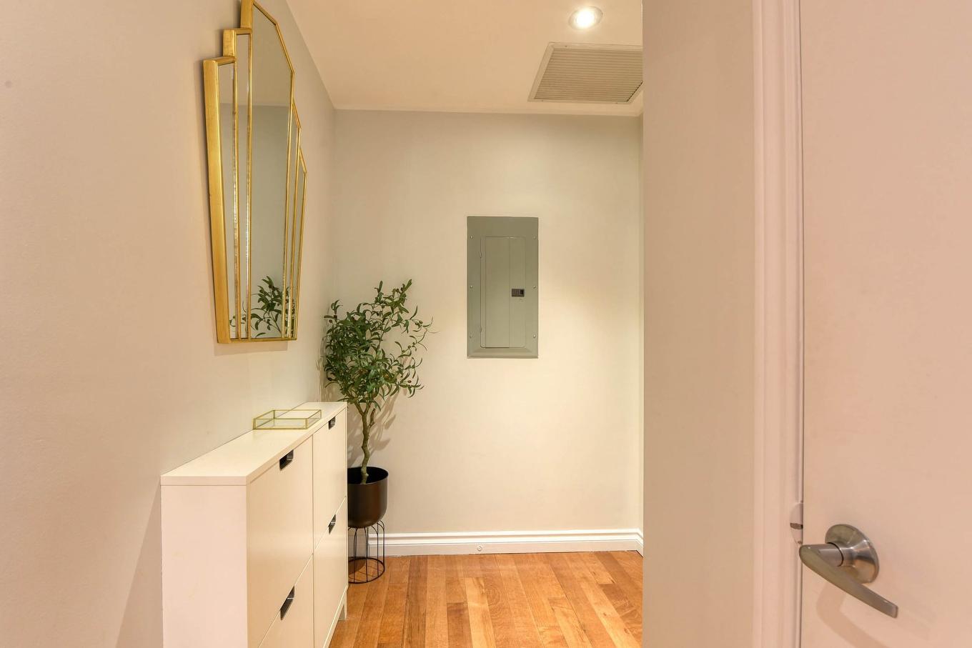 Hall d'entrée/Vestibule - 208-4500 Ch. De La Côte-Des-Neiges, Montréal (Côte-Des-Neiges/Notre-Dame-De-Grâce), QC - Indoor Photo Showing Other Room