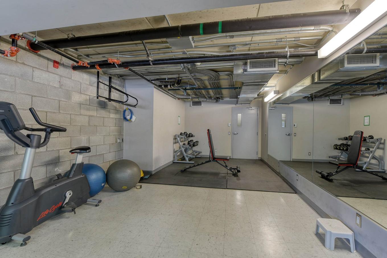 Salle d'exercice - 208-4500 Ch. De La Côte-Des-Neiges, Montréal (Côte-Des-Neiges/Notre-Dame-De-Grâce), QC - Indoor Photo Showing Basement