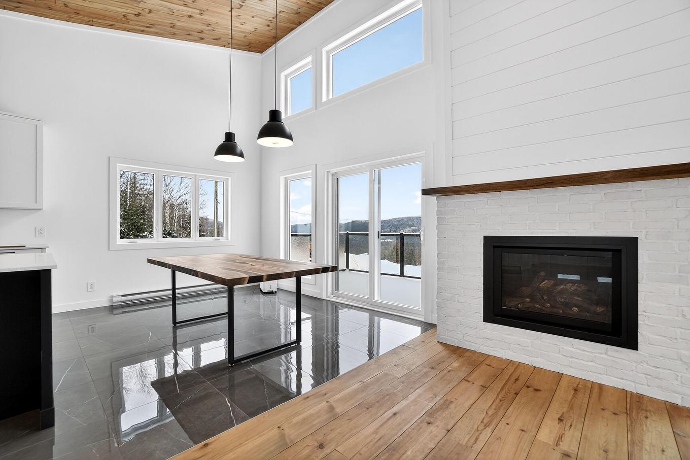 Dining room - 140 Ch. De L'Altitude, Saint-Côme, QC - Indoor With Fireplace