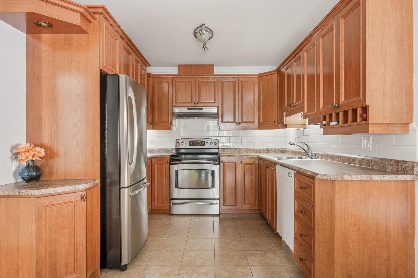 Kitchen - 6070 Rue Gounod, Lévis (Desjardins), QC - Indoor Photo Showing Kitchen With Double Sink