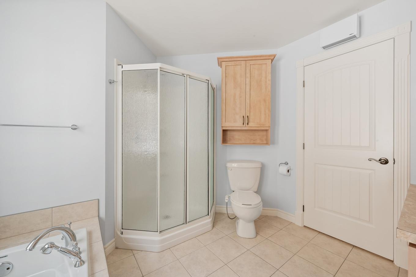 Bathroom - 6070 Rue Gounod, Lévis (Desjardins), QC - Indoor Photo Showing Bathroom