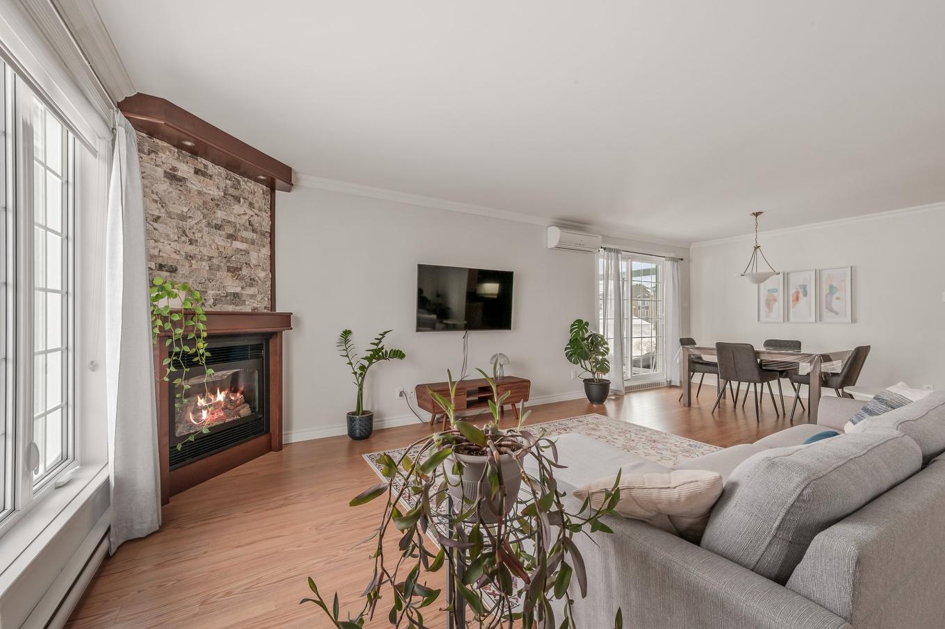 Living room - 6070 Rue Gounod, Lévis (Desjardins), QC - Indoor Photo Showing Living Room With Fireplace