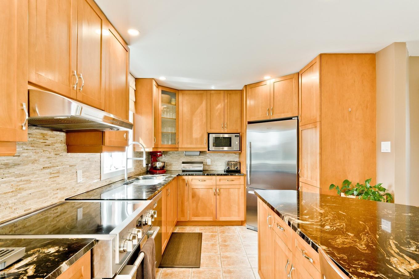 Kitchen - 3270 Rue Marika, Sherbrooke (Fleurimont), QC - Indoor Photo Showing Kitchen With Upgraded Kitchen