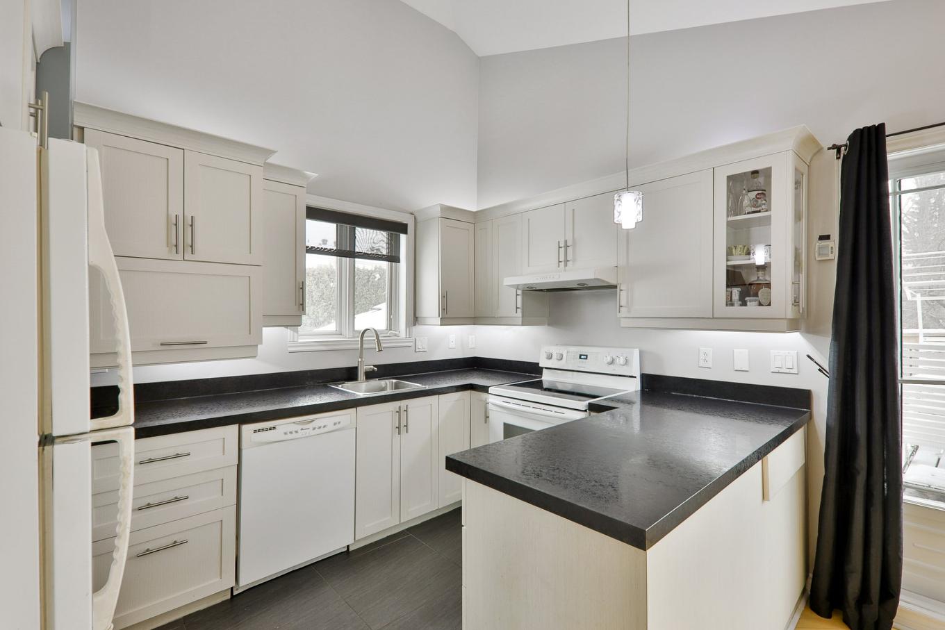 Cuisine - 13295 Rue Joseph-Piché, Montréal (Rivière-Des-Prairies/Pointe-Aux-Trembles), QC - Indoor Photo Showing Kitchen