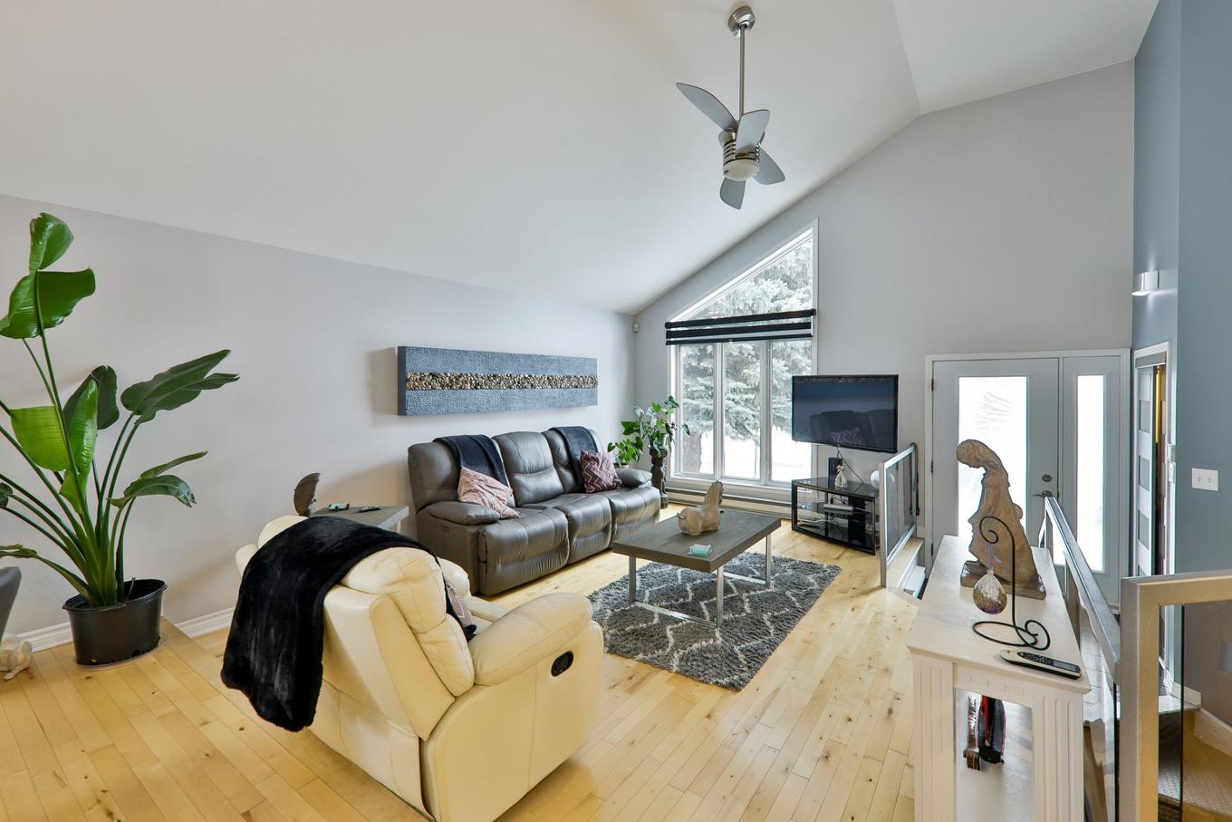 Salon - 13295 Rue Joseph-Piché, Montréal (Rivière-Des-Prairies/Pointe-Aux-Trembles), QC - Indoor Photo Showing Living Room