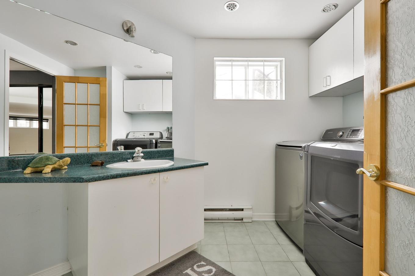 Salle de bains - 13295 Rue Joseph-Piché, Montréal (Rivière-Des-Prairies/Pointe-Aux-Trembles), QC - Indoor Photo Showing Laundry Room