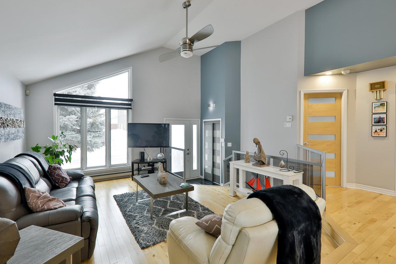 Salon - 13295 Rue Joseph-Piché, Montréal (Rivière-Des-Prairies/Pointe-Aux-Trembles), QC - Indoor Photo Showing Living Room