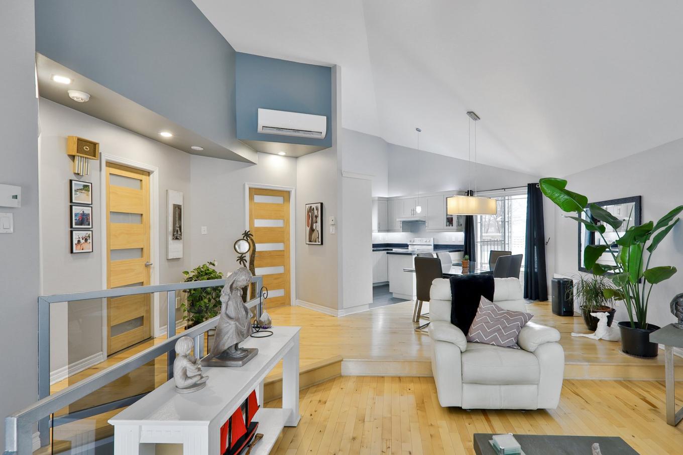 Vue d'ensemble - 13295 Rue Joseph-Piché, Montréal (Rivière-Des-Prairies/Pointe-Aux-Trembles), QC - Indoor Photo Showing Living Room