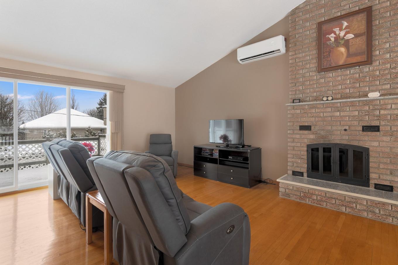 Salon - 2105 Rue Lamartine, Sherbrooke (Les Nations), QC - Indoor Photo Showing Living Room With Fireplace