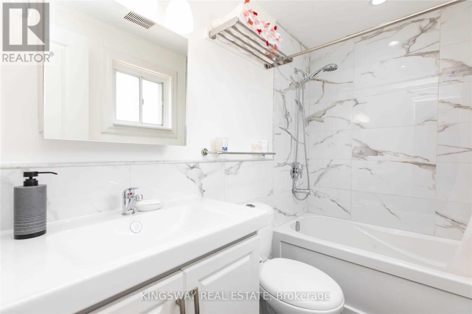 2594 Bromsgrove Road, Mississauga, ON - Indoor Photo Showing Bathroom