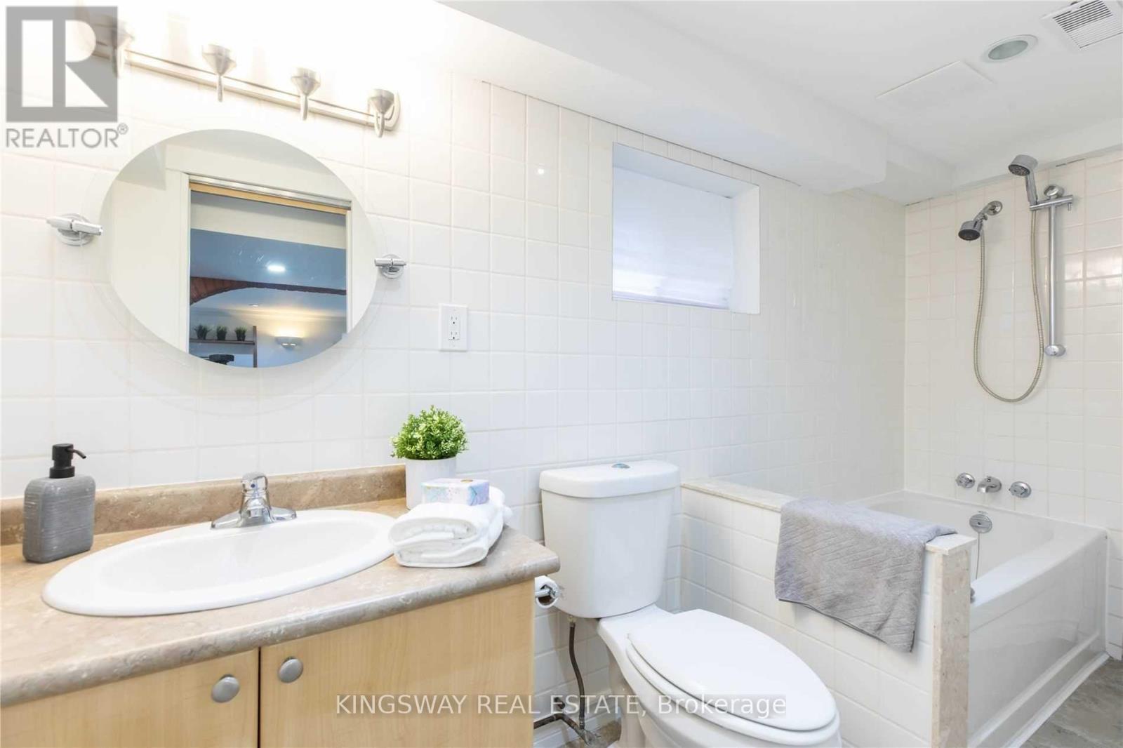 2594 Bromsgrove Road, Mississauga, ON - Indoor Photo Showing Bathroom