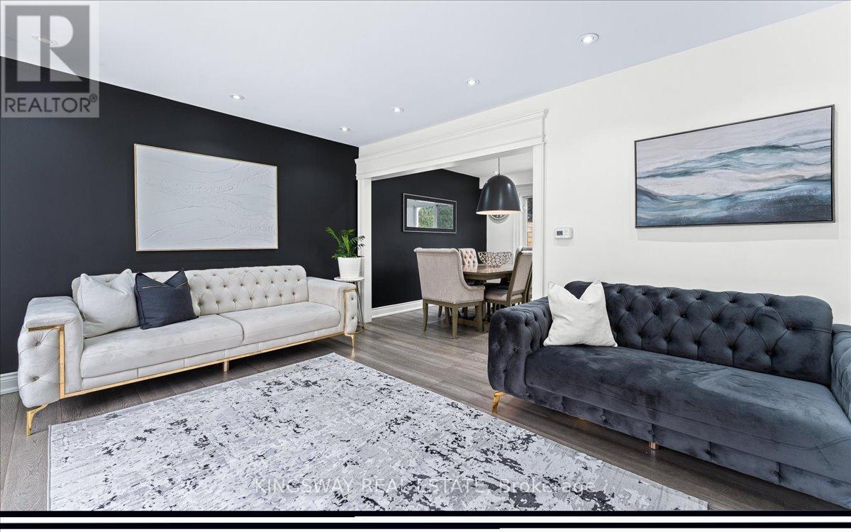 2594 Bromsgrove Road, Mississauga, ON - Indoor Photo Showing Living Room