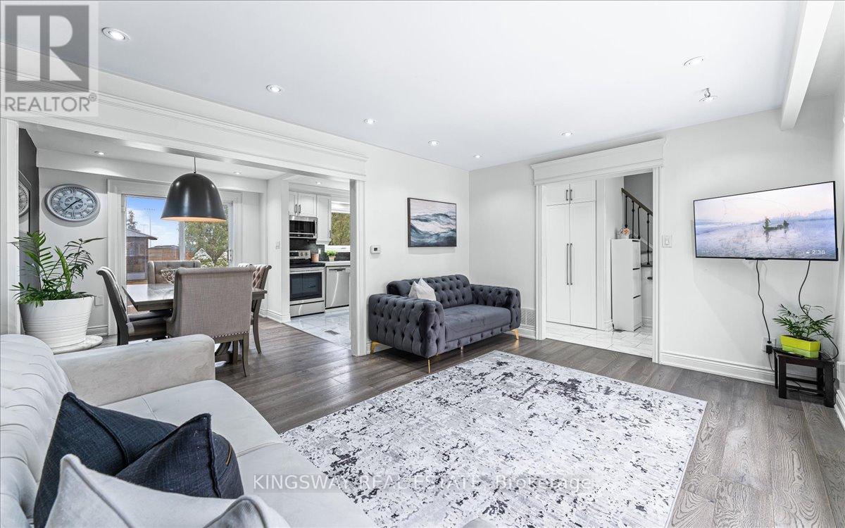 2594 Bromsgrove Road, Mississauga, ON - Indoor Photo Showing Living Room