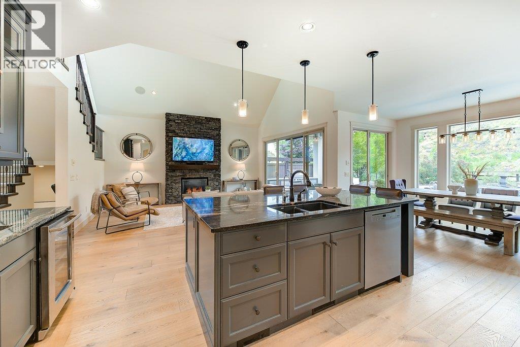 425 Audubon Court, Kelowna, BC - Indoor Photo Showing Kitchen With Double Sink With Upgraded Kitchen