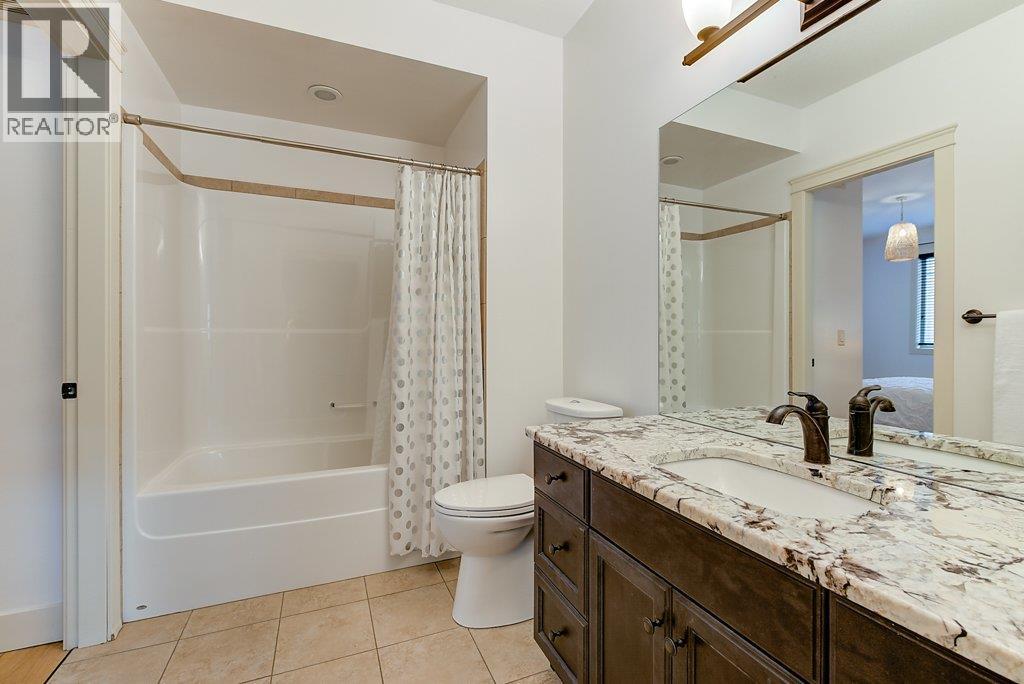 Upper level Jack & Jill ensuite - 425 Audubon Court, Kelowna, BC - Indoor Photo Showing Bathroom