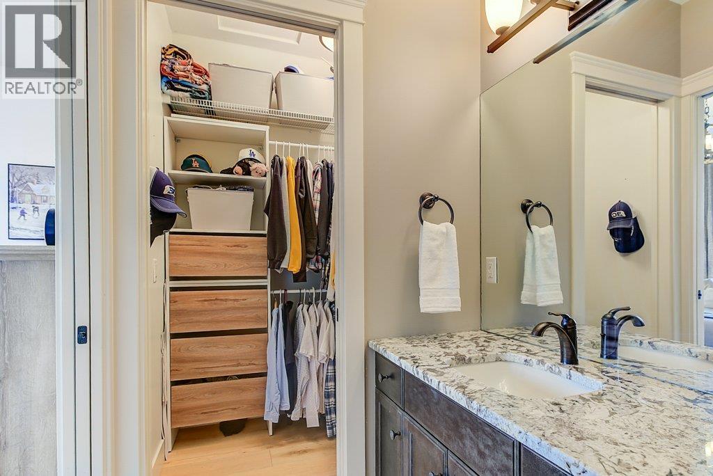 Upper Level Ensuite to bedroom 2 - 425 Audubon Court, Kelowna, BC - Indoor Photo Showing Bathroom