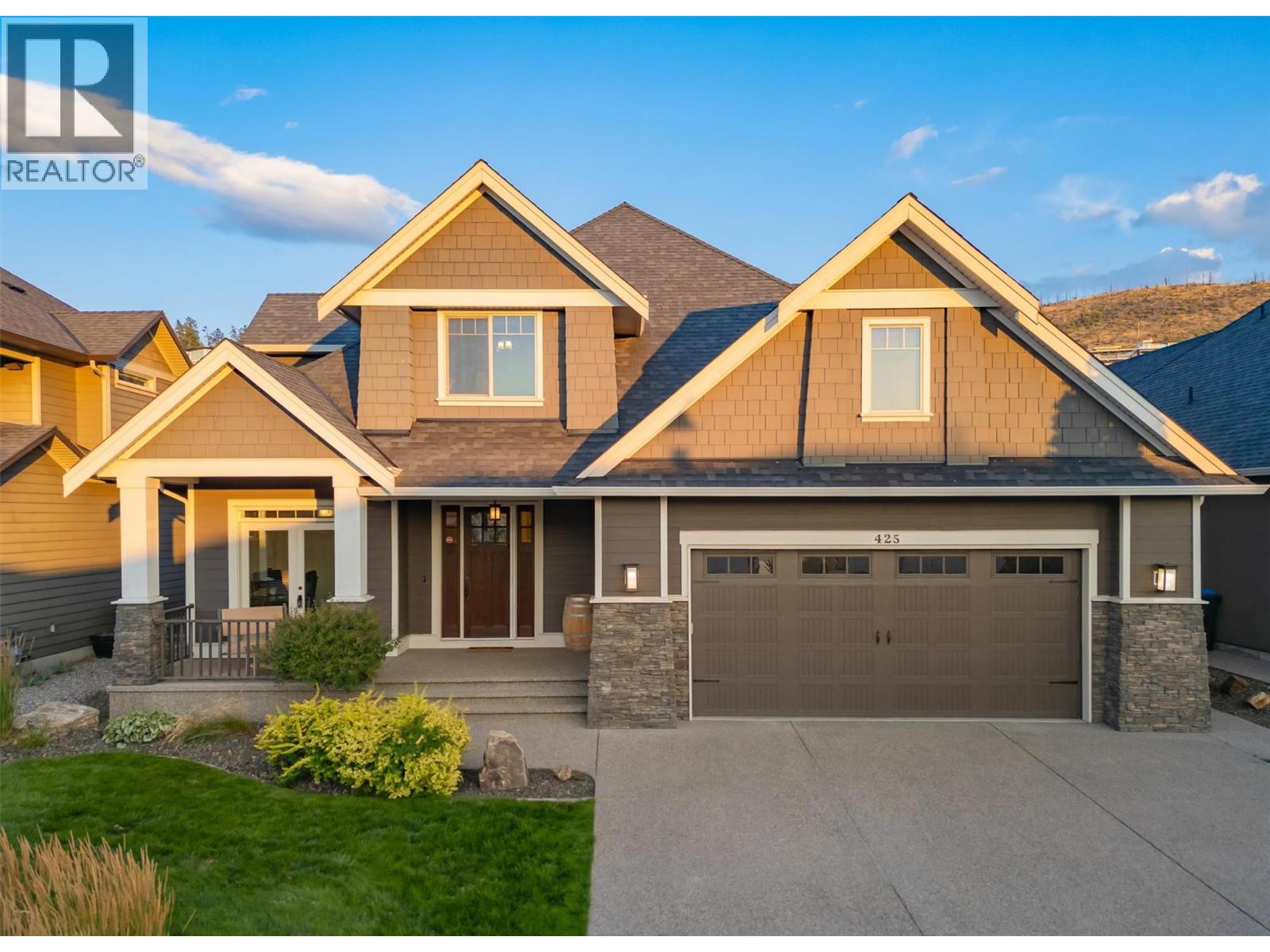 Lovely curb appeal with a beautiful entrance and quaint front porch - 425 Audubon Court, Kelowna, BC - Outdoor With Facade