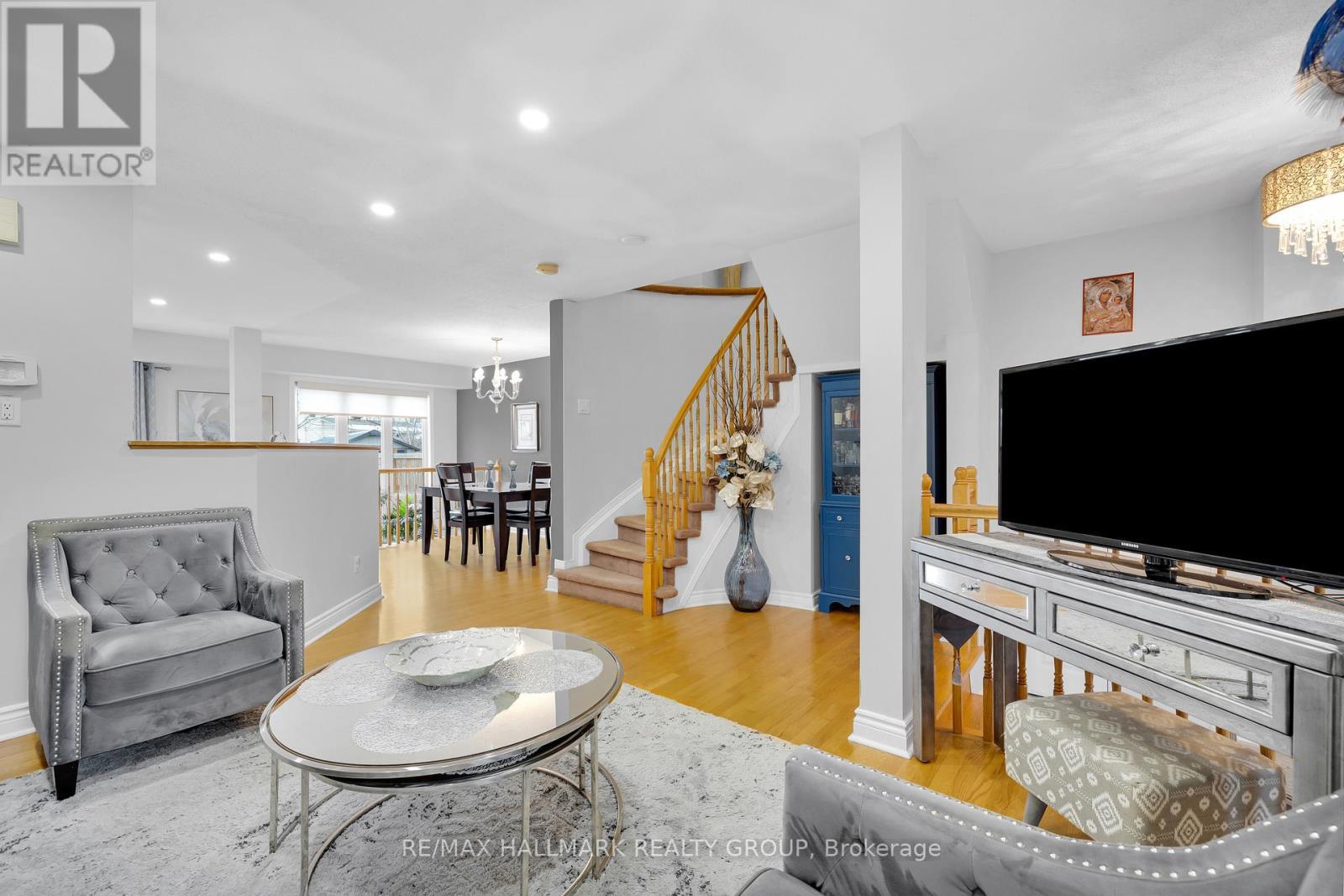 142 Inverkip Avenue, Ottawa, ON - Indoor Photo Showing Living Room