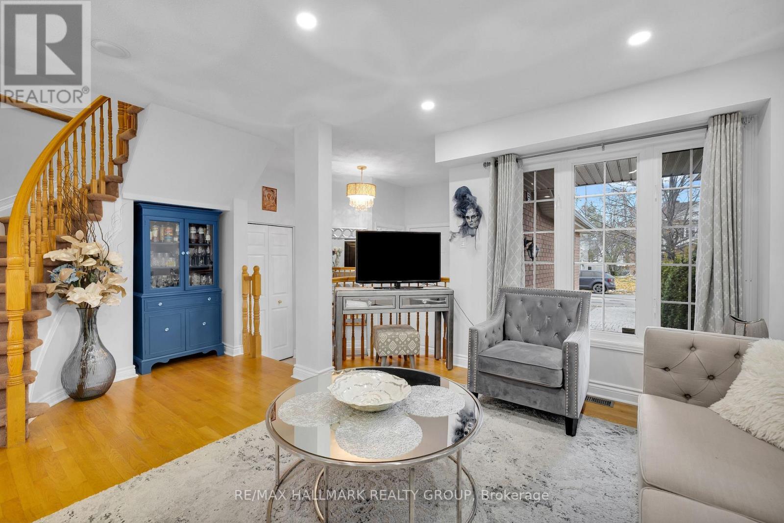 142 Inverkip Avenue, Ottawa, ON - Indoor Photo Showing Living Room